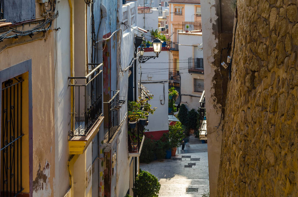 View of colorful houses and narrow streets in the old Mediterranean town of Alicante, Spain - 写真・画像