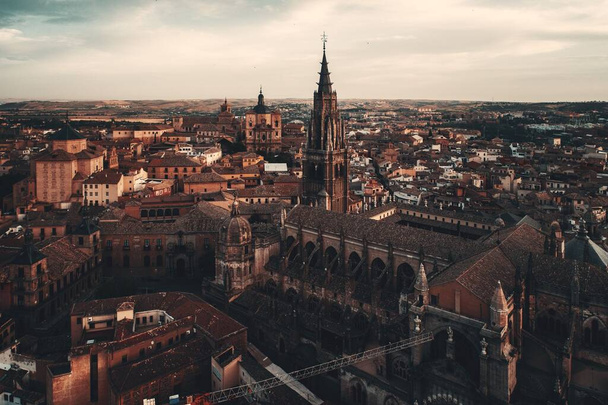 Kädellisen katedraali Saint Mary of Toledo antenni näkymä Espanjassa - Valokuva, kuva