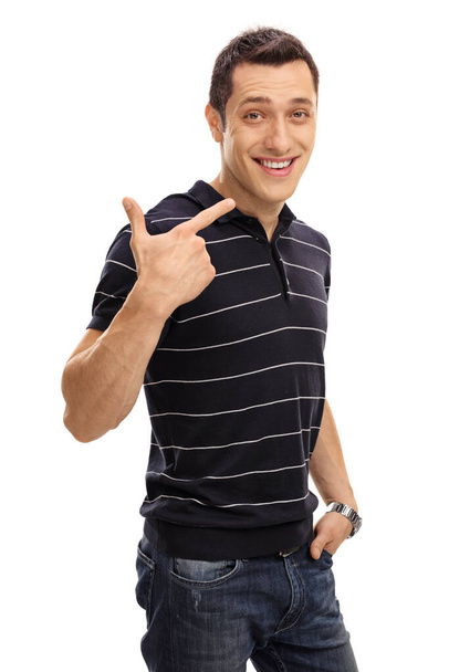 Selbstbewusster junger Mann zeigt auf seine Zähne isoliert auf weißem Hintergrund - Foto, Bild