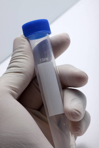 Inyección de cerca de jeringa médica y tubo de ensayo para pruebas de laboratorio, aislado sobre fondo blanco
 - Foto, Imagen