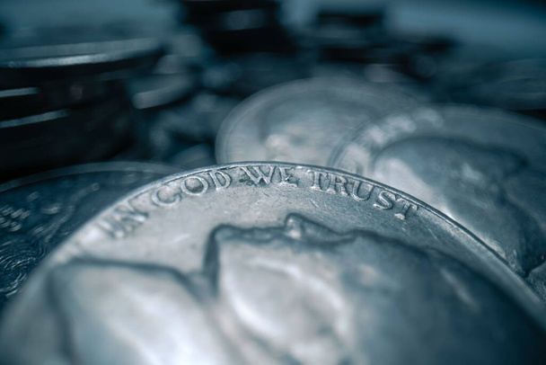 Lente macro amplia extrema de primer plano (ECU) de algún cambio en una pila de plata moneda estadounidense
. - Foto, imagen