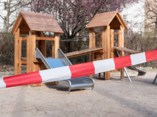 Geschlossener Spielplatz mit Absperrband wegen Coronapandemie in Berlin - Foto, Bild