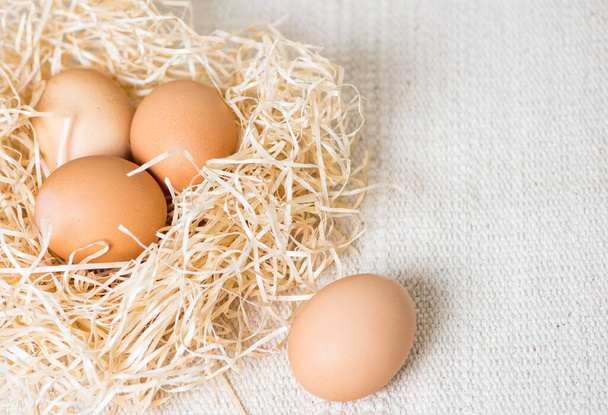 vejce v hnízdě na pozadí textury - Fotografie, Obrázek