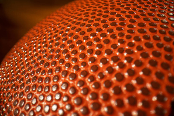 macro ângulo largo extremo close-up nas covinhas texturizadas de uma bola de basquete
. - Foto, Imagem