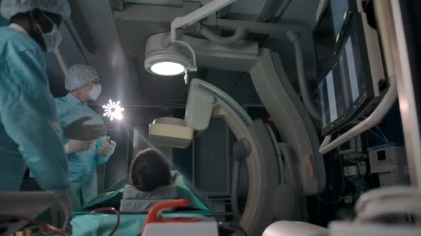Chirurdzy czarnoskórzy i kaukascy dyskutujący o operacji - Materiał filmowy, wideo