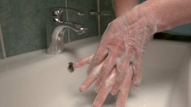 FECHAR-SE, DOF: Pessoa irreconhecível lava completamente as mãos com sabão. - Filmagem, Vídeo