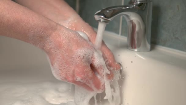 Tanımlanamayan kadın, banyo gezisinden sonra sabunlu ellerini duruluyor.. - Video, Çekim