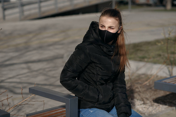 Frau trägt Mundschutz wegen Luftverschmutzung oder Virusepidemie in der Stadt - Foto, Bild
