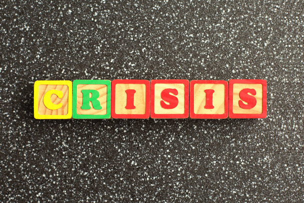 言葉クリス色の木製の文字から作られました。経済・金融危機の概念 - 写真・画像
