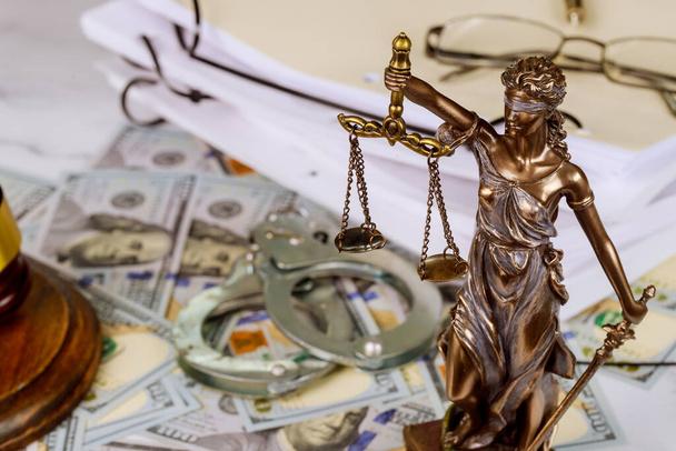 Igazságszolgáltatási skálák a tárgyalóteremben, amerikai dollár bankjegyekkel az oldalfájlban. - Fotó, kép