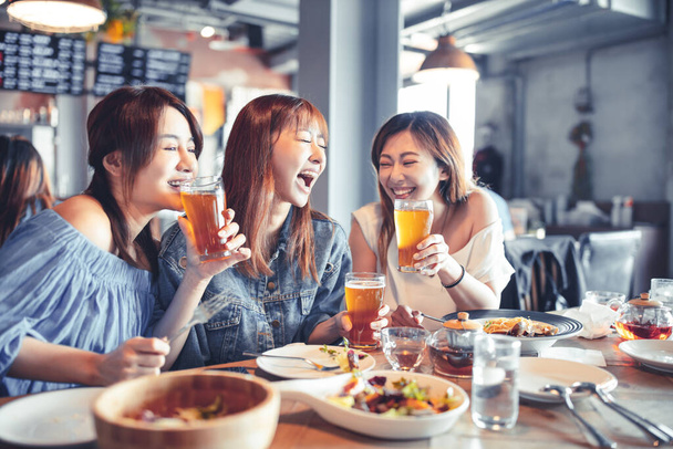 šťastná mladá žena sedí v restauraci a vychutnat večeři a pivo - Fotografie, Obrázek