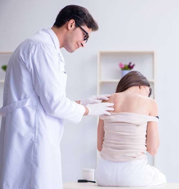 Doctor examining the skin of female patient - Foto, Imagem