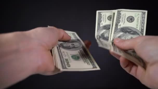 Mann erzählt Dollarscheine auf schwarzem Hintergrund - Filmmaterial, Video