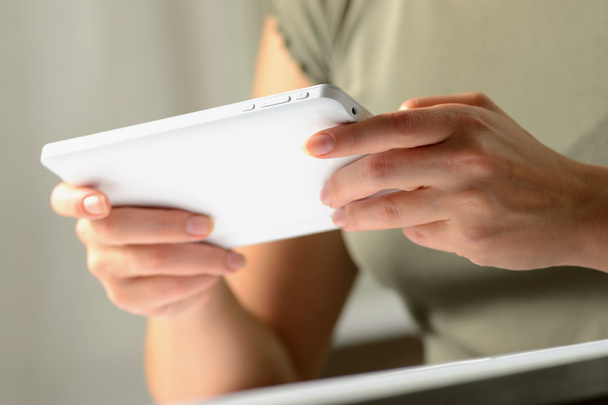 düşük açılı bir pc tablet kullanarak bir adamın elleri - Fotoğraf, Görsel