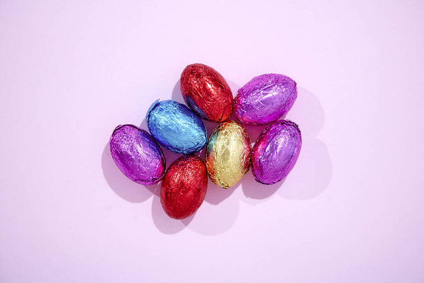 Egy stúdiókép csokis húsvéti tojásokról. - Fotó, kép