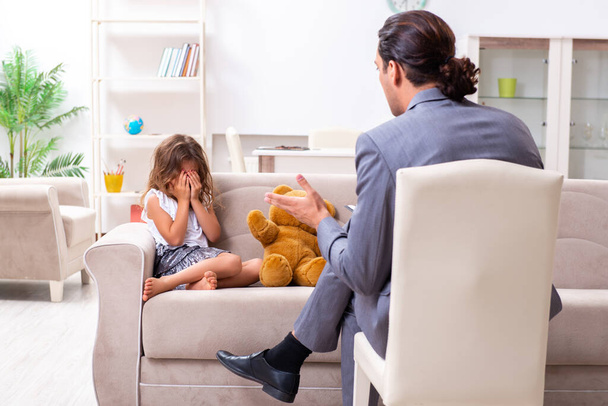 Psicólogo infantil assistindo menina pequena
 - Foto, Imagem