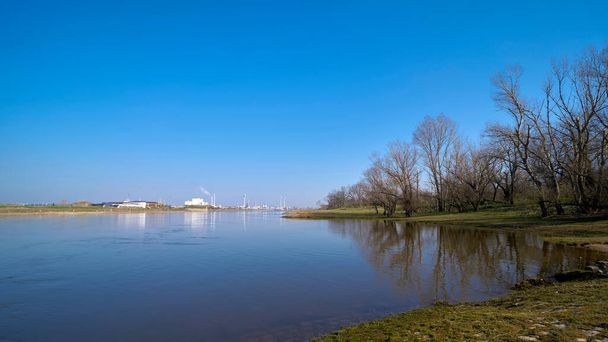   Elbe-joen rannalla lähellä Magdeburgia. Taustalla teollisuusalue Rothensee
.                              - Valokuva, kuva