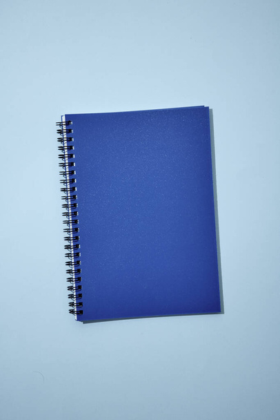 Una foto de estudio de un cuaderno de notas de oficina
 - Foto, Imagen