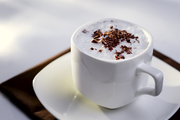 fne weiße Porzellantasse Kaffee mit Sahne - Foto, Bild