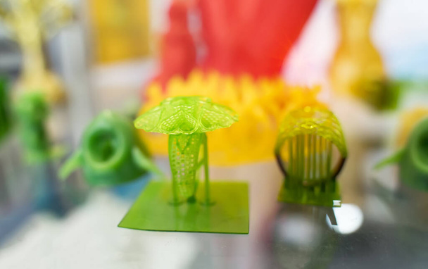 close-up object afgedrukte 3D printer close-up. Progressieve moderne additieve technologie 4.0 industriële revolutie - Foto, afbeelding