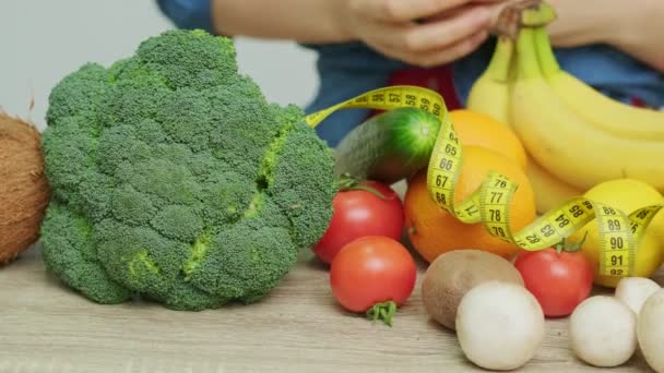 Primer plano sobre la mesa de muchas verduras y frutas frescas para una alimentación saludable
 - Metraje, vídeo