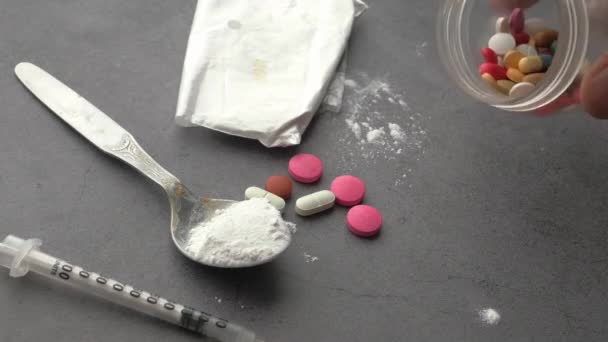 Drugsspuit en gekookte heroïne op lepel, bovenaanzicht - Video