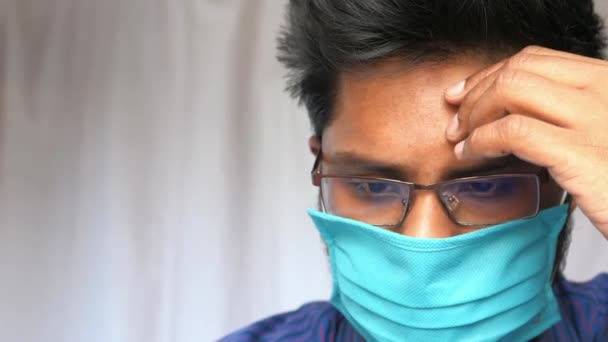 L'uomo indossa una maschera per prevenire il virus della corona infettiva
. - Filmati, video