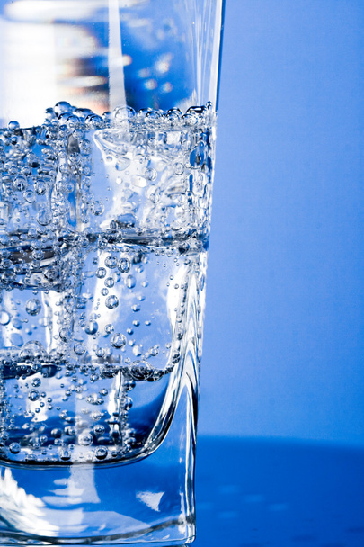glas met koud water - Foto, afbeelding