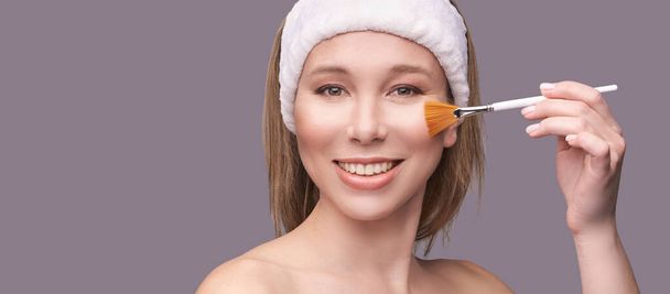 Girl with cosmetic brush. Beauty woman portrait. Pilling concept - Foto, afbeelding