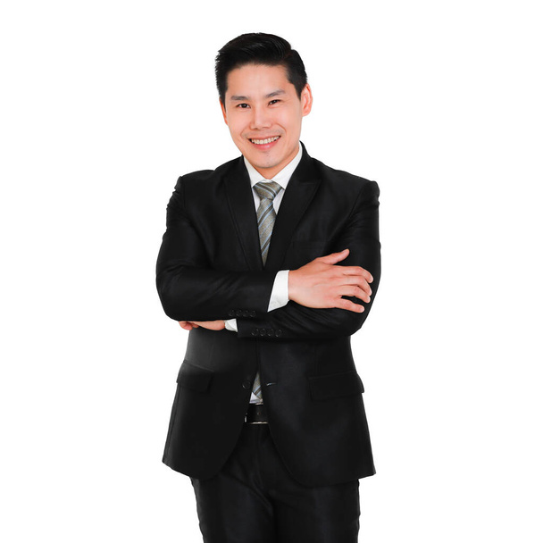 Mladý a hezký smajlík a přátelský tvář podnikání Asijské muž černý oblek s červenou kravatou stojící a při pohledu na kameru s sebevědomý a úspěch gesto na šedém pozadí. - Fotografie, Obrázek
