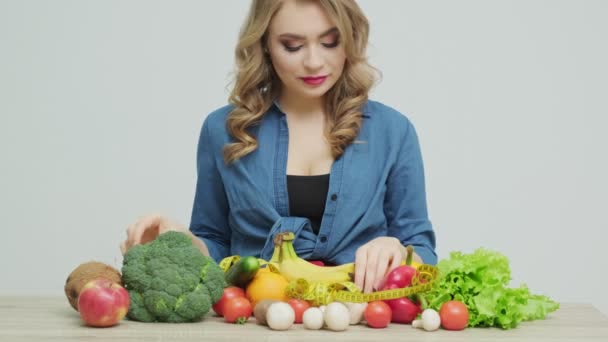 Lähikuva pöydällä runsaasti tuoreita vihanneksia ja hedelmiä terveelliseen ruokavalioon
 - Materiaali, video