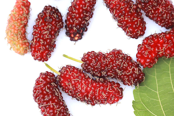 Maulbeeren Früchte isoliert auf weißem Hintergrund, selektiver Fokus - Foto, Bild