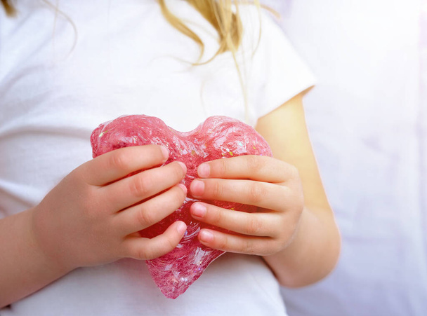 handen met rood hart, gezondheidszorg, liefde, orgaandonatie, Wereldhartdag, Wereldgezondheidsdag, Nationale orgaandonordag - Foto, afbeelding