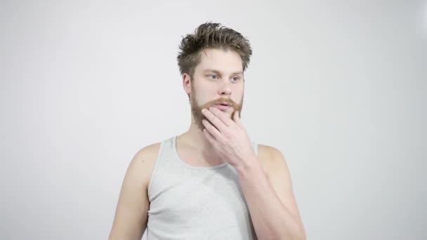 A bearded guy came up with a great idea to raise the thumb up - Séquence, vidéo