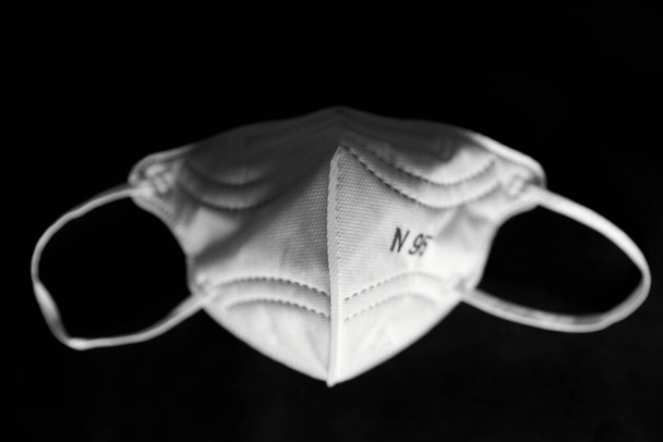Лицо маска для Covid19 пациентов и медицинских работников (N95 написано на маске
) - Фото, изображение