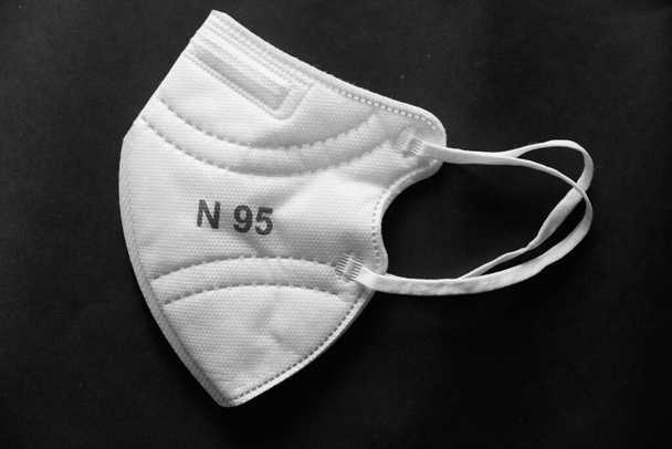 Masque N-95 blanc sur fond noir
 - Photo, image