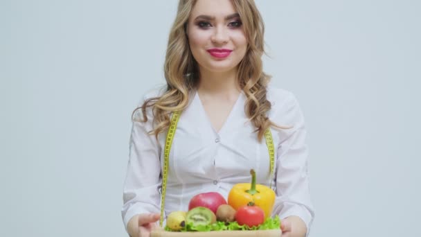 Beslenme uzmanı sağlıklı beslenme için taze meyve ve sebze tutuyor.. - Video, Çekim