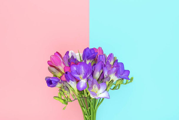 ピンク、青の背景に隔離された小枝フリージアの花の花束花の休日カードトップビューフラットレイ - 写真・画像