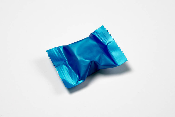 Blanco verpakking Snoep plastic zakje geïsoleerd op witte achtergrond. Candy wrapper Mock-up, een worden gebruikt voor ontwerp en branding. Hoge resolutie foto. - Foto, afbeelding