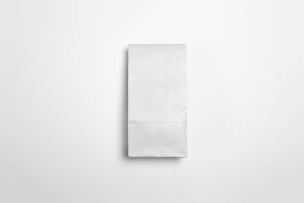 Valkoinen tyhjä paperi Paketti Malli kuiville tuotteille valkoisella pohjalla. Korkean resoluution kuva
. - Valokuva, kuva
