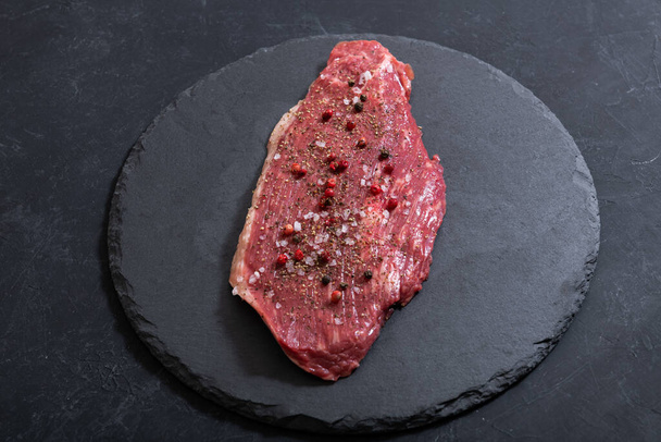 生の新鮮な霜降り肉と調味料｜Top view - 写真・画像