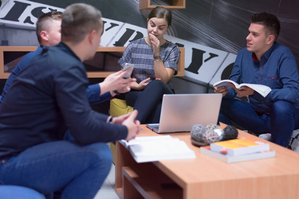 Група молодих бізнесменів мозковий штурм і обговорення бізнес плану на зустрічі в сонячному яскравому офісному інтер'єрі
. - Фото, зображення