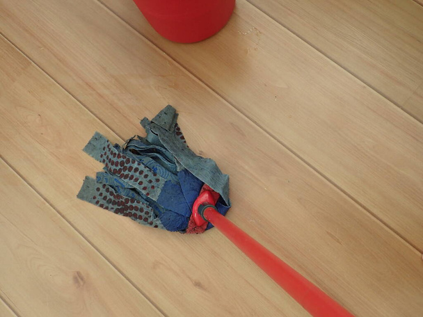 домашняя уборка деревянного пола со шваброй
 - Фото, изображение