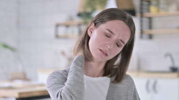 Портрет усталой молодой женщины с болью в шее - Фото, изображение