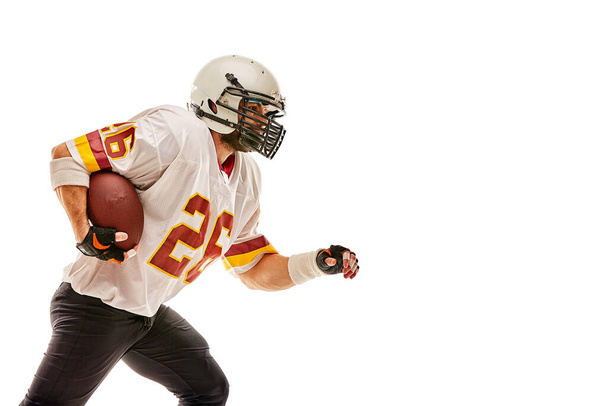 Американський футболіст рухається з м'ячем на білому тлі зі світлою лінією, копіюючи простір. Концепція гри - американський футбол, рух.. - Фото, зображення