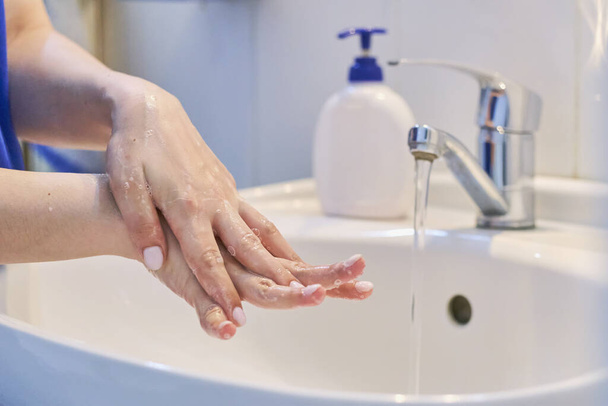 Coronavirus-Prävention. Körperhygiene, um die Ausbreitung der Coronavirus-Pandemie zu stoppen. Hände 20 Sekunden schrubben und Hände unter fließendem Wasser gut spülen - Foto, Bild