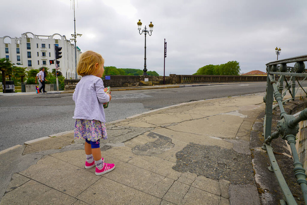petite fille marche dans la ville - Photo, image