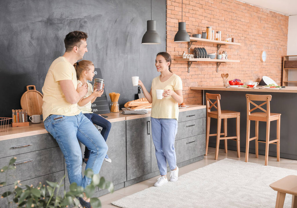 Nuori perhe keittiössä kotona
 - Valokuva, kuva