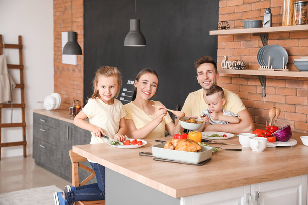 Młoda rodzina je obiad w kuchni - Zdjęcie, obraz