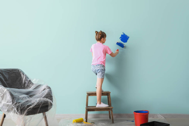 kleines Mädchen bemalt Wand im Zimmer - Foto, Bild